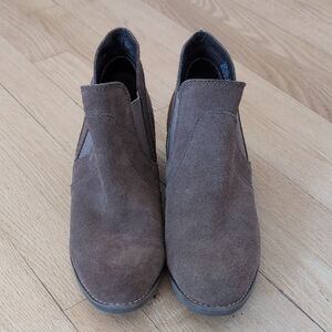 Me Too Brown Suede Ankle Booties